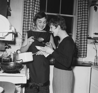 Fazan and Una Stubbs (1937-2021) laugh while cooking in 1958.