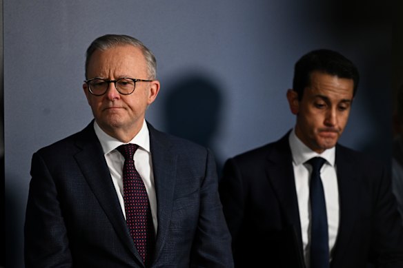 Premier David Crisafulli (right) said the federal government led by Prime Minster Anthony Albanese (left) needed to take responsibility for health care funding.