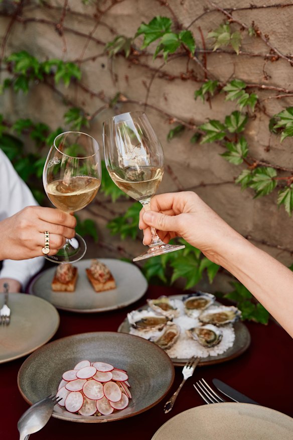 Bebidas e lanches no pátio arborizado do Clover.