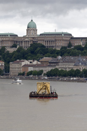 A vessel with a crane approaches the site of the accident. 
