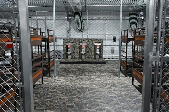 Narapidana harus menggunakan toilet terbuka di kandangnya.