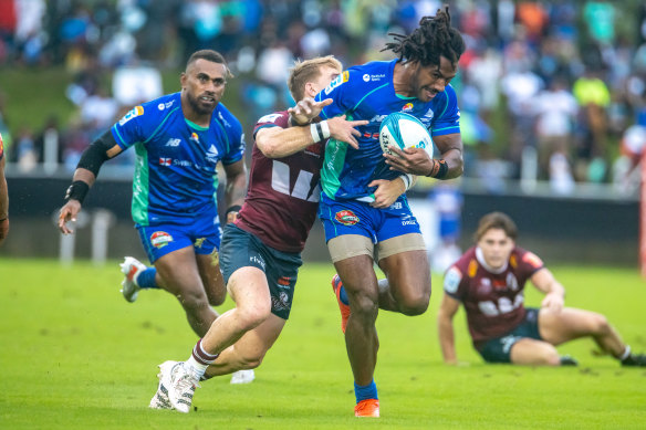 Selestino Ravutaumada of the Fijian Drua running with the ball.