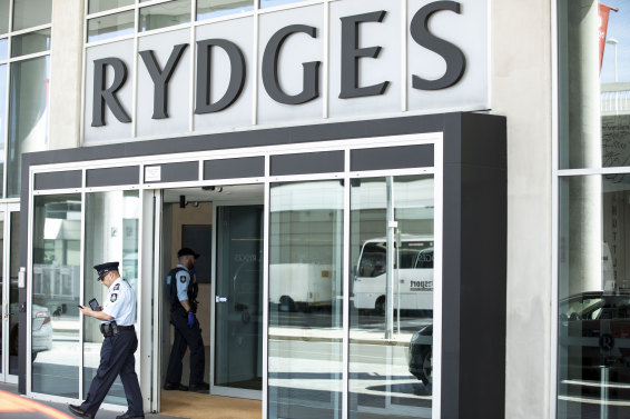 Federal police officers outside the Rydges Sydney Airport hotel, where overseas travellers will be quarantined. 