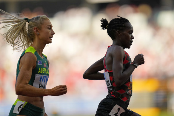 Jess Hull keeping up with Faith Kipyegon  in the semi-final.