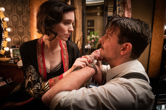 Rooney Mara and Bradley Cooper in Nightmare Alley. 