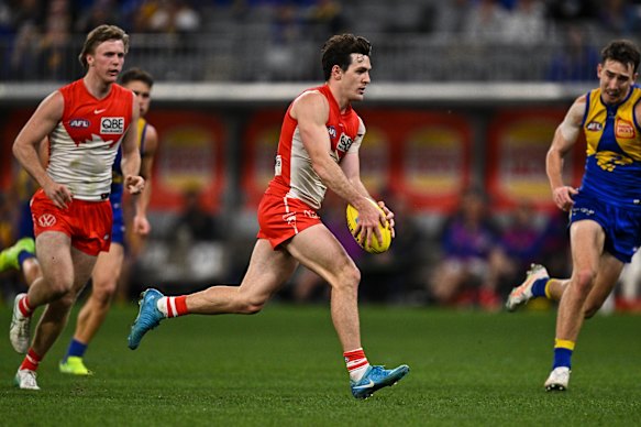 Errol Gulden of the Swans runs with the ball.