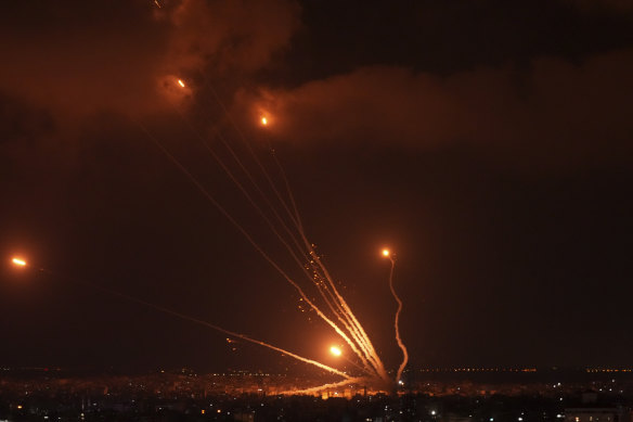 Filistinli yetkililer, İsrail'in Gazze'ye düzenlediği hava saldırılarında üst düzey bir militan da dahil olmak üzere en az 10 kişinin öldüğünü ve 55 kişinin de yaralandığını söyledi.  Bu resimde, Filistinli militanlar İsrail'e roket fırlatıyor.