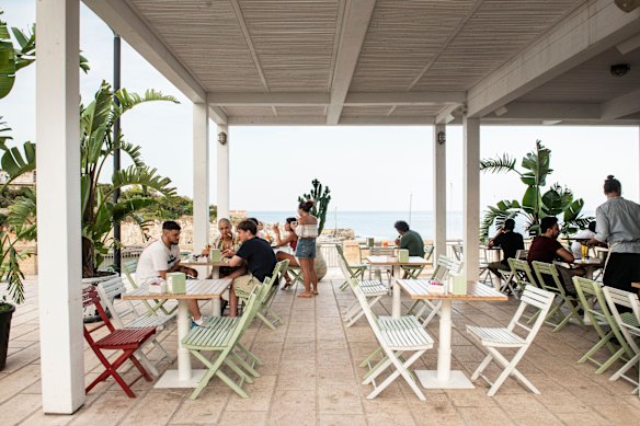 Você come na cobertura do Mename, Tricase Porto.