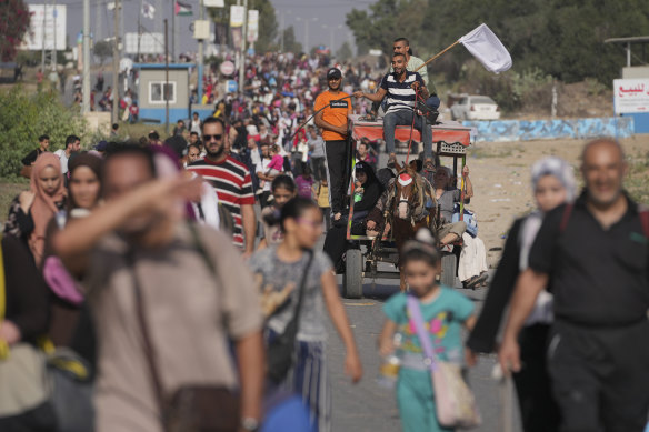 Palestinians flee to the southern Gaza Strip on Salah al-Din Street in Bureij, Gaza Strip.