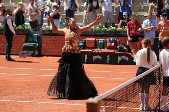 Naomi Osaka made a glamorous entrance to her first-round match at Roland-Garros.