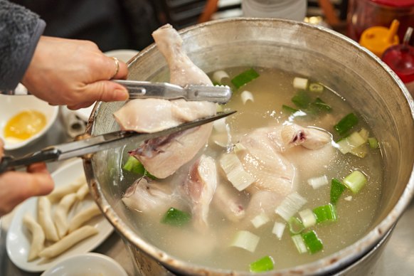 Aí vem a canja de galinha.