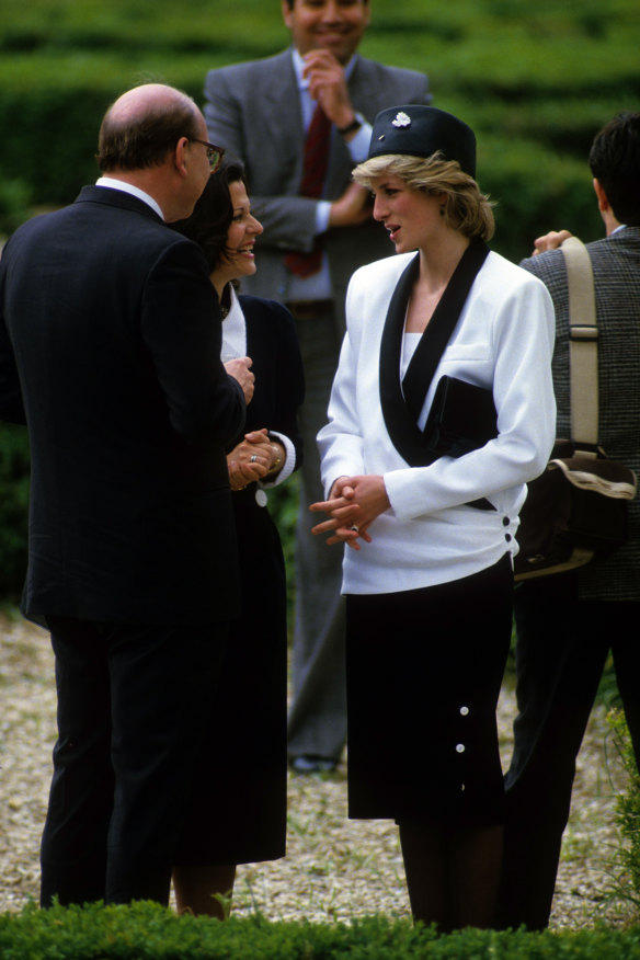 Diana wearing the same suit in Italy in April 1985.
