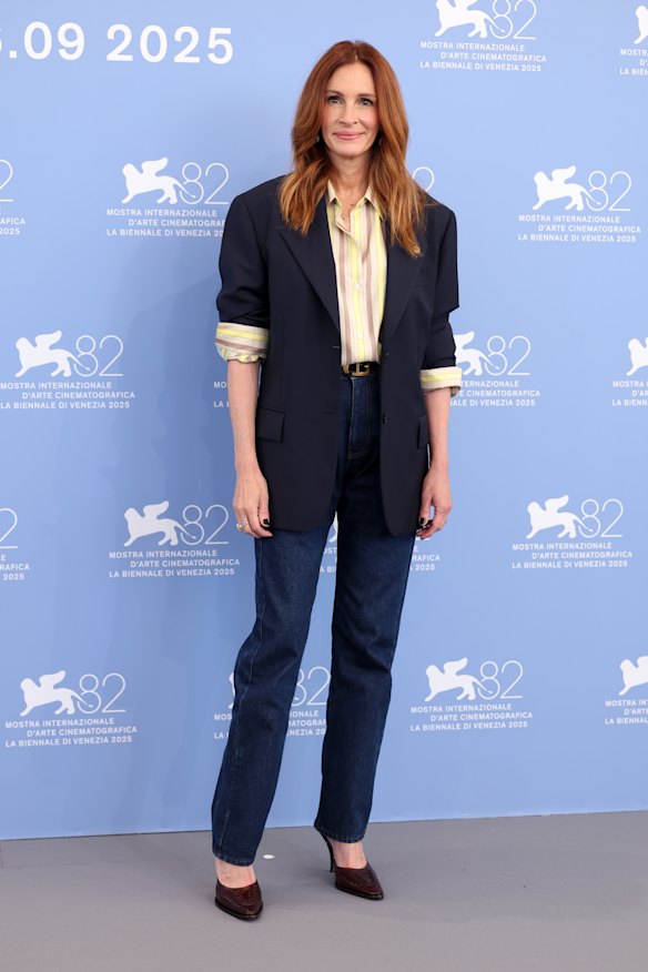 Julia Roberts keeps it classic.