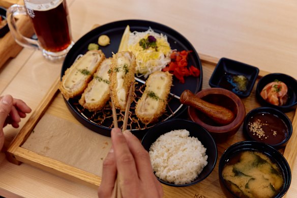 Conjunto de katsu de queijo Katsuhon com mussarela caseira.