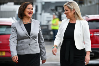 Sinn Fein lideri Mary Lou McDonald (solda) ve partinin Kuzey İrlanda lideri Michelle O'Neill.