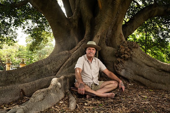 O artista contemporâneo moderno vencedor do Prêmio Archibald, Blak Douglas, vê potencial na IA generativa para desafiar as percepções das pessoas sobre o que é a arte aborígine.