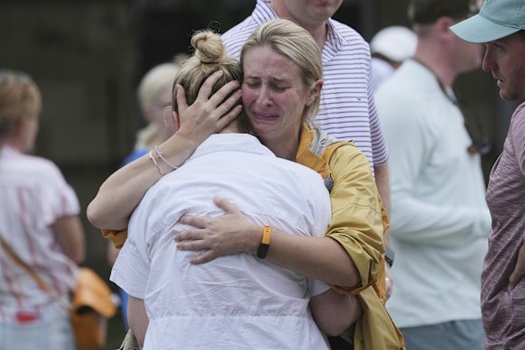 As famílias se reúnem para o Centro de Reunificação em Karl, Texas.