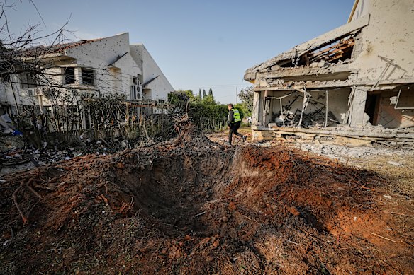 تفقد السلطات الإسرائيلية المنازل التي تضررت بسبب مقذوف أطلق من لبنان، في هانييل وسط إسرائيل.