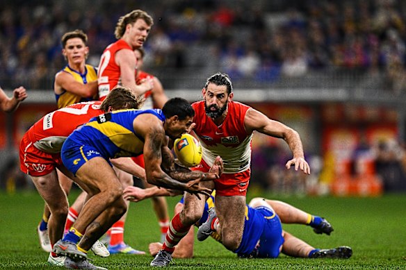 Brodie Grundy lurks over Eagle Tim Kelly.