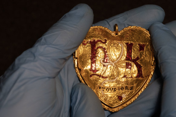 A chain with a pendant, associated with Henry VIII and his first wife, Katherine of Aragon. The heart shaped pendant was found by a metal detectorist in Warwickshire. 