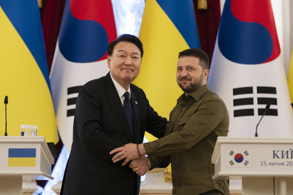 South Korean President Yoon Suk Yeol (left) and Ukrainian President Volodymyr Zelensky after delivering statements on Saturday in Kyiv.