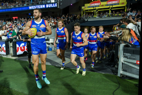 Marcus Bontempelli has not put a foot wrong at the Bulldogs. His teammates need to step up and help him and Tom Liberatore.