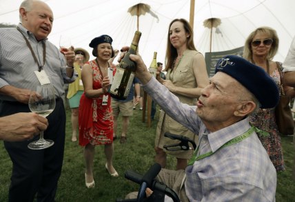 Grgich pours his Paris Tasting anniversary chardonnay in 2013.