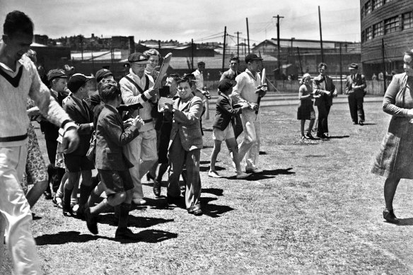 Danald Bradman signing autographs at the SCG in 1947. 