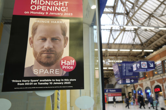 Satışta: Bir poster, Londra'da Prens Harry'nin 'Yedek' adlı yeni kitabını satmak için bir mağazanın gece yarısı açılışını ilan ediyor.