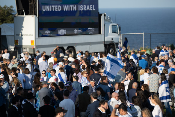 People gathering in support of Israel at Rodney Reserve in Dover Heights.