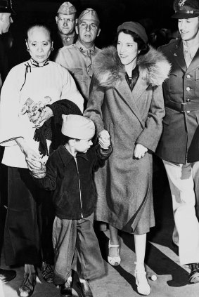 The family of US Army Chief of Staff, General Douglas MacArthur, arrive in Melbourne on 22 March 1942. Pictured are his wife Jean, son Arthur, and Arthur's Cantonese amah, Ah Cheu.