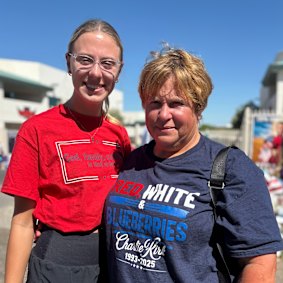 Hannah Brune e sua avó, Jennifer Seibert, em um memorial para Charlie Kirk em Phoenix.