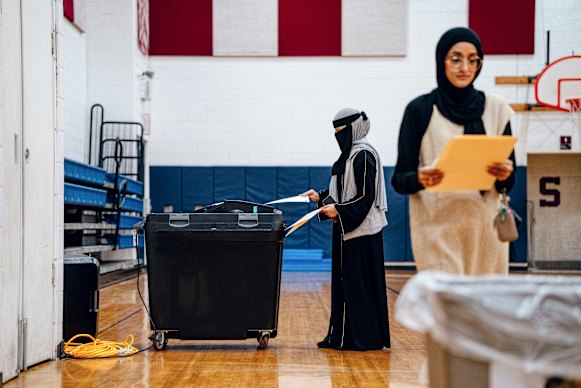 Para pemilih menggunakan mesin pemungutan suara di Dearborn, Michigan selama pemilihan presiden 2024.