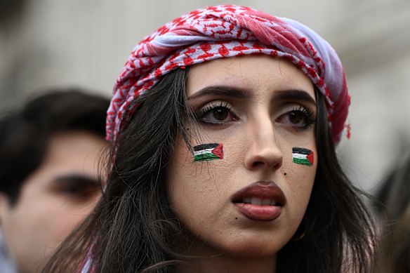 Um manifestante participa da marcha pró-Palestina.