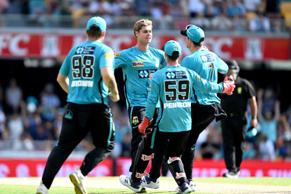 Spencer Johnson of the Heat celebrates victory over the Melbourne Stars his teammates at The Gabba on Sunday.