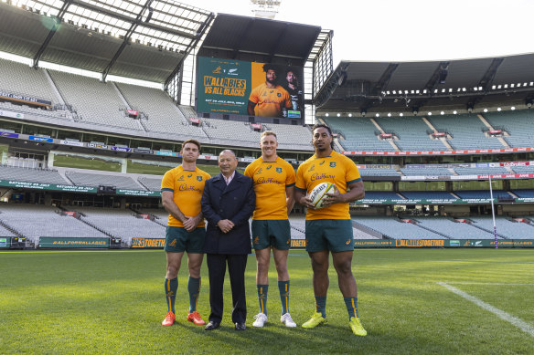 Andrew Kellaway, Wallabies head coach Eddie Jones, Reece Hodge and Pone Fa’amausili at the MCG. 