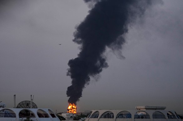Incendi e pennacchi di fumo si sono alzati dopo che un drone ha colpito un serbatoio di carburante all'aeroporto di Dubai. La guerra con l’Iran ha messo in luce i limiti dei sistemi di difesa missilistica e i paesi del Golfo si stanno affrettando per colmare il divario.