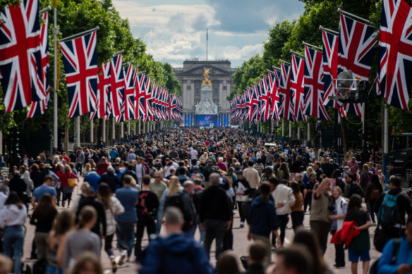 Thousands of Britons turn out on the mall in front of Buckingham Palace to mark the Queen’s Platinum Jubilee.