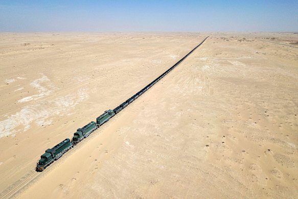 O Trem Minério de Ferro se estende por até três quilômetros.