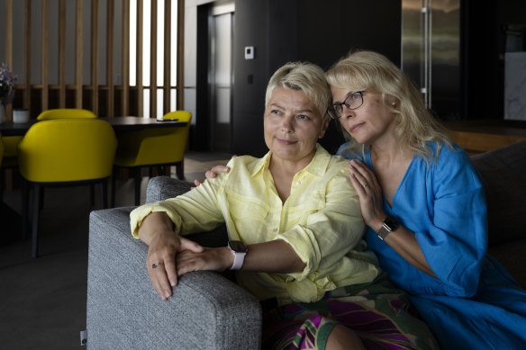 Olena Atamanchuk (L) with her best friend Anna Mitnovetski, in Maroubra, Sydney. Olena was undergoing cancer treatment in  Ukraine when war broke out.