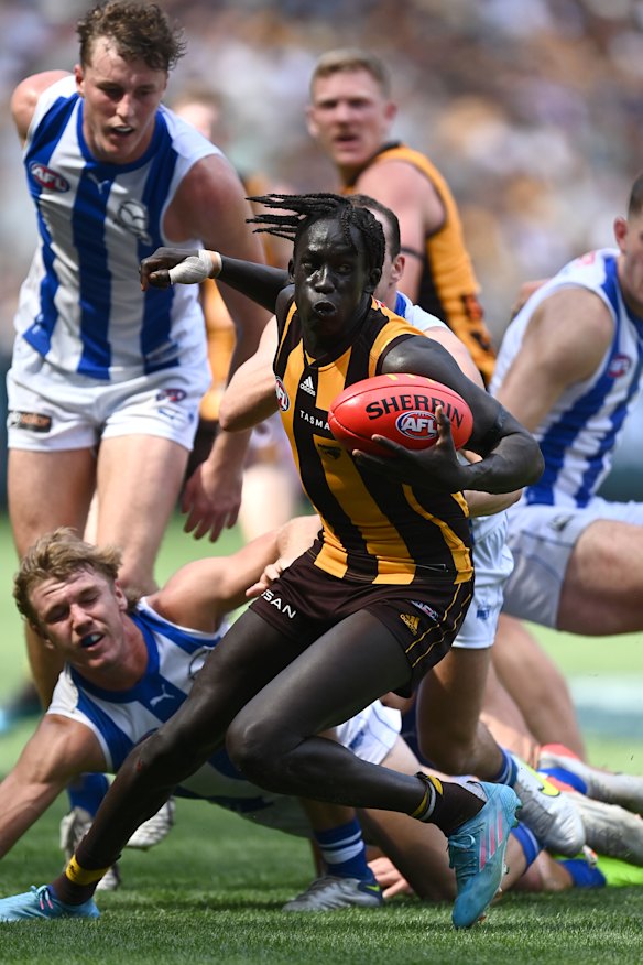 Hawthorn’s Changkuoth Jiath breaks free of a pack during the round one. 