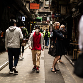 Melburnians out at lunch time, still wearing masks despite the easing of restrictions.