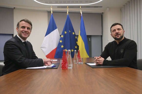 French President Emmanuel Macron (left) and Ukrainian President Volodymyr Zelensky in Brussels on December 18.