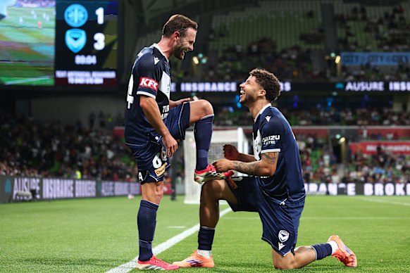 Clarismario Santos Rodrigues (derecha) de Melbourne Victory celebra con Juan Mata después de que el pase de Mata le llevara a su gol contra Melbourne City en febrero.