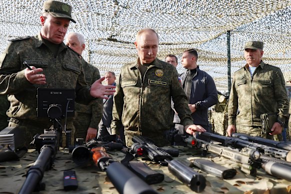 Purezidenti Waku俄羅斯Vladimir Punin，Pakati，Amayendera Zida Zida ndi Zida Mu Zapad 2025 Ankhondo ankhondo ankhondo ku nizhny nizhny nizhny novgorod dera，俄羅斯，拉奇維里。