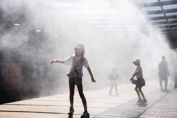 Taronga Zoo Sydney turns on their water mist machines to help visitors to the zoo as Sydney swelters.