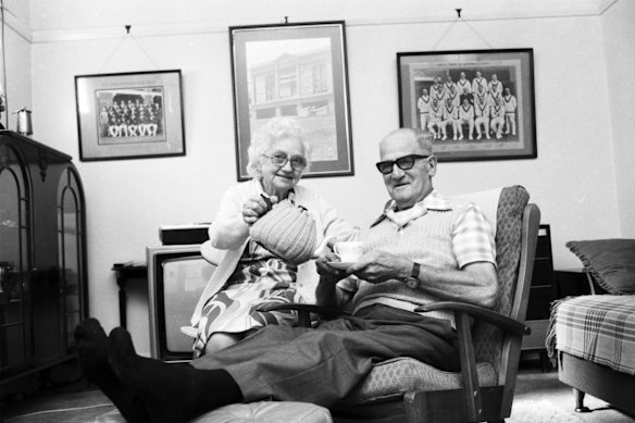 Larwood at his home in Kingsford, in Sydney’s east, with his wife Lois in 1984.