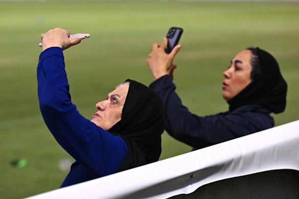 A equipe da equipe iraniana está filmando um drone que foi avistado durante uma sessão de treinamento no Pizzey Park na noite de quarta-feira.