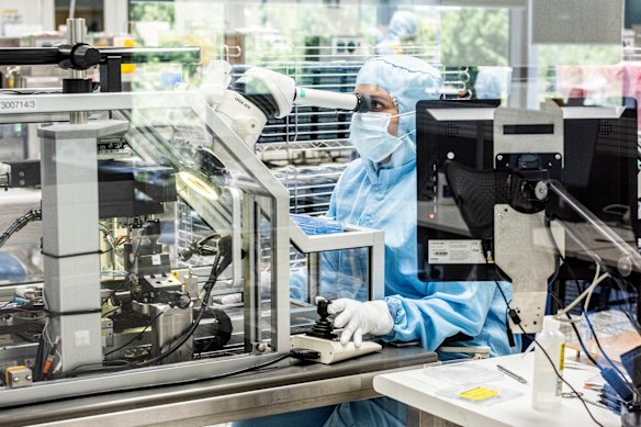 Le attività produttive di Cochlear a Macquarie Park, Sydney. Fornisce la maggior parte degli impianti utilizzati negli Stati Uniti.