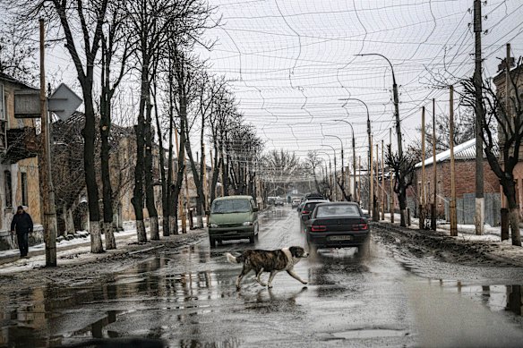 Rede anti-drone pendurada em uma estrada na cidade de Izyum, na região de Donbass, na Ucrânia. 